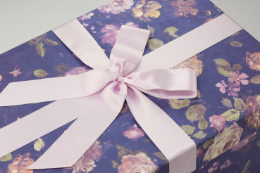 Die Accessoires-Boxen Blue Flora werden mit einem wunderschönen rosanen Satinband kombiniert.
